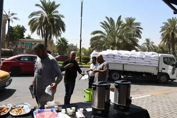 دار الشؤون الثقافية العامة تواصل توزيع الفولدرات التعريفية والمياه على زوّار أربعينية الإمام الحسين (عليه السلام)